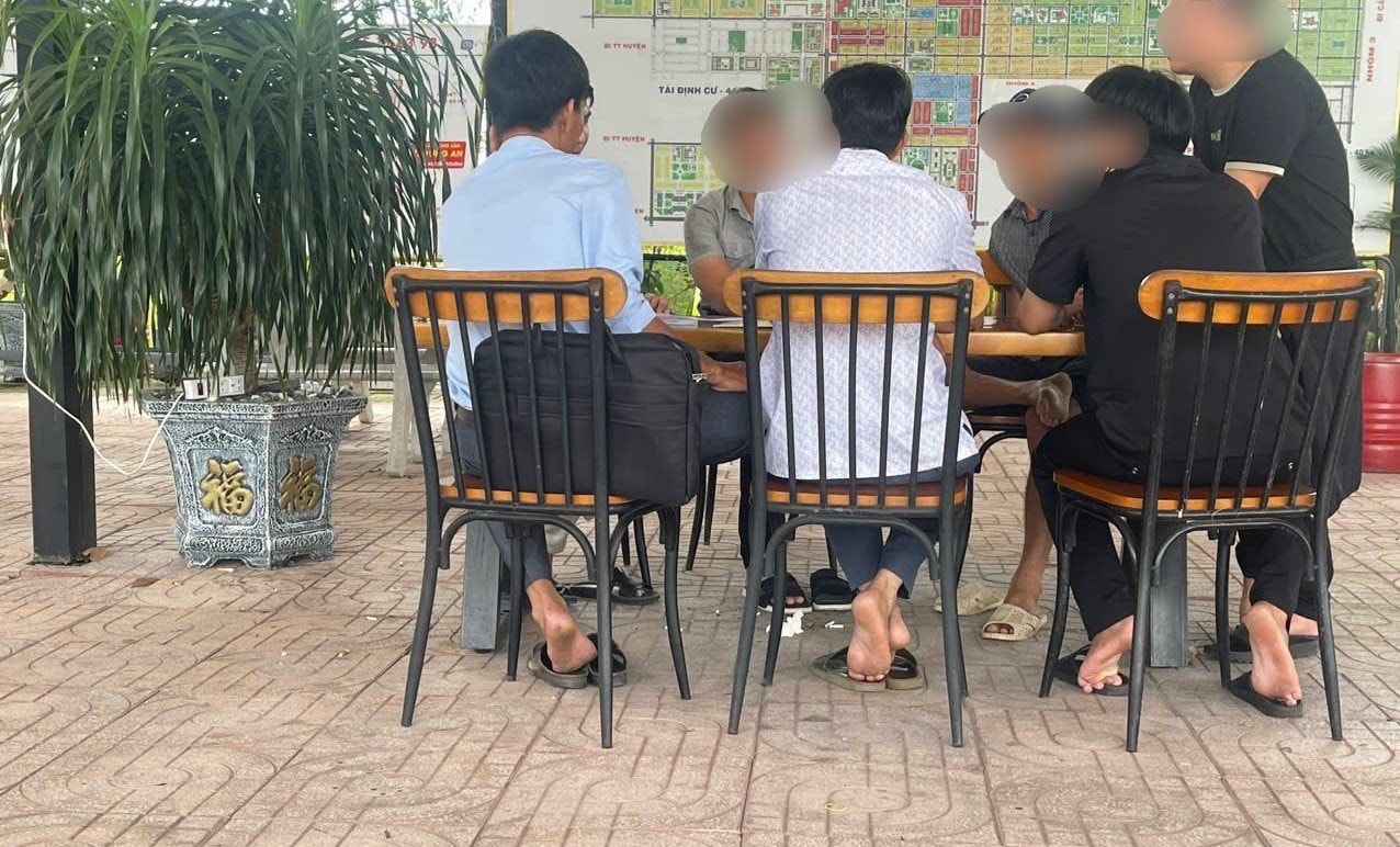 Soi đèn viết cọc 3 lô đất ngay trong đêm, nhà đầu tư phía Bắc “nam tiến” trở lại- Ảnh 2. Soi đèn viết cọc 3 lô đất ngay trong đêm, nhà đầu tư phía Bắc “nam tiến” trở lại- Ảnh 2.