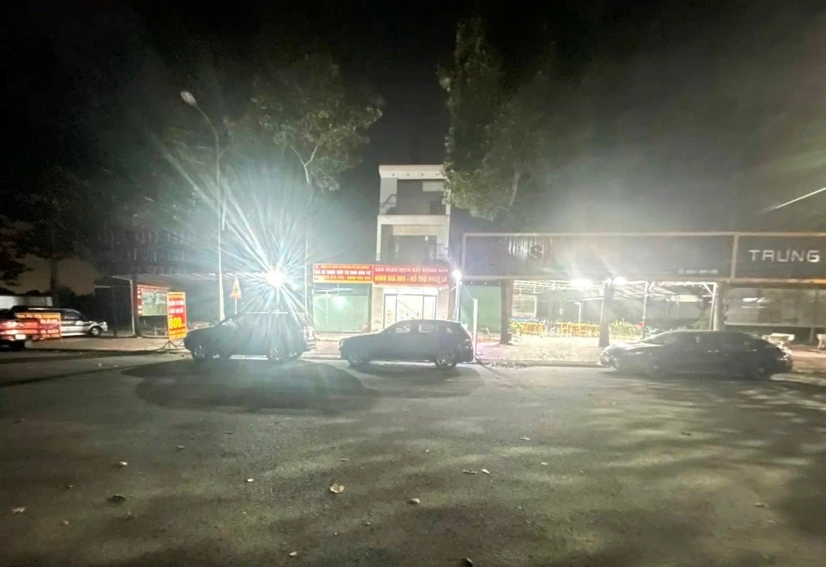 Soi đèn viết cọc 3 lô đất ngay trong đêm, nhà đầu tư phía Bắc “nam tiến” trở lại- Ảnh 4. Soi đèn viết cọc 3 lô đất ngay trong đêm, nhà đầu tư phía Bắc “nam tiến” trở lại- Ảnh 4.