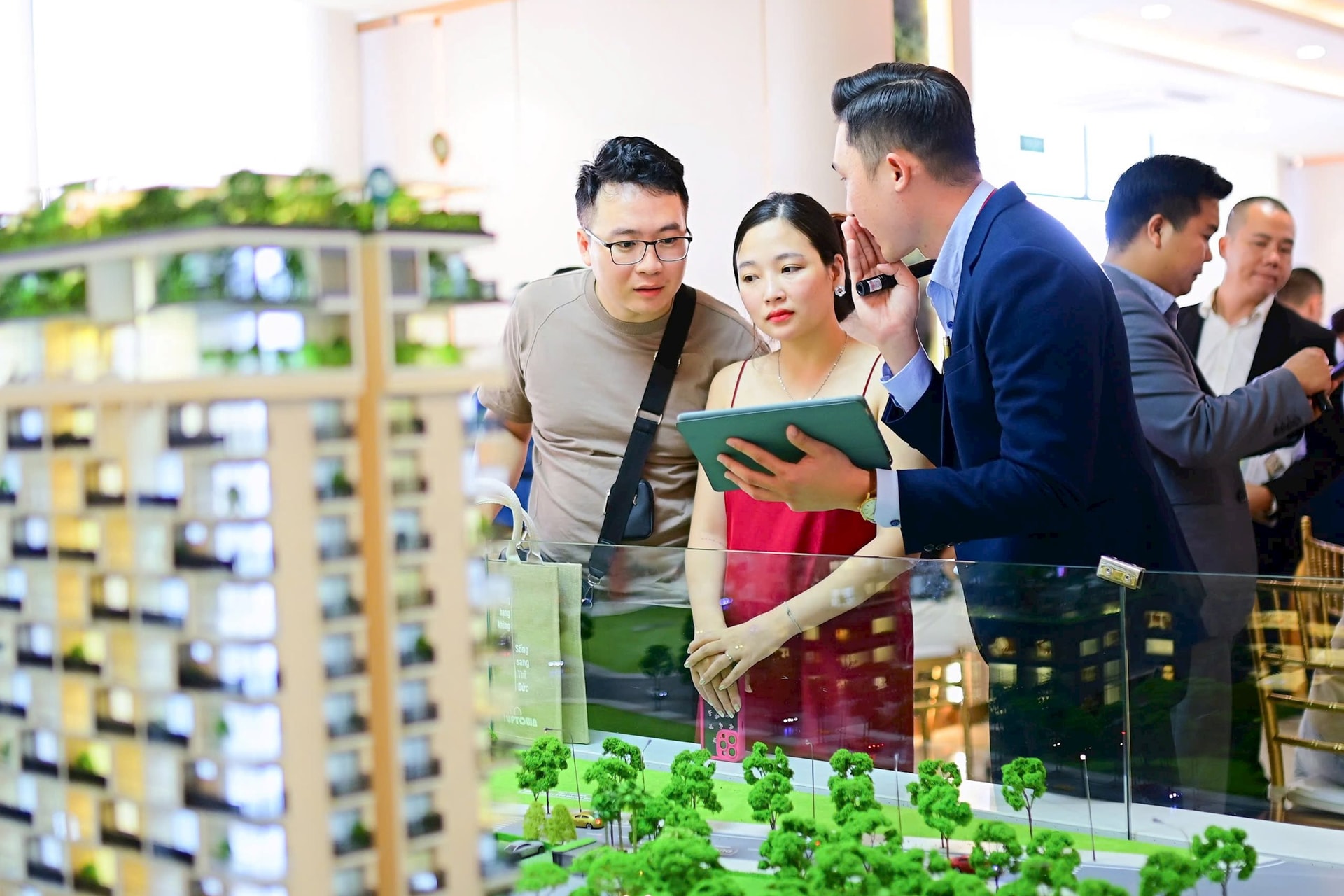 Loạt động thái Loạt động thái