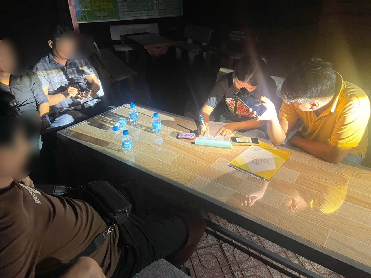 Soi đèn viết cọc 3 lô đất ngay trong đêm, nhà đầu tư phía Bắc “nam tiến” trở lại- Ảnh 1. Soi đèn viết cọc 3 lô đất ngay trong đêm, nhà đầu tư phía Bắc “nam tiến” trở lại- Ảnh 1.