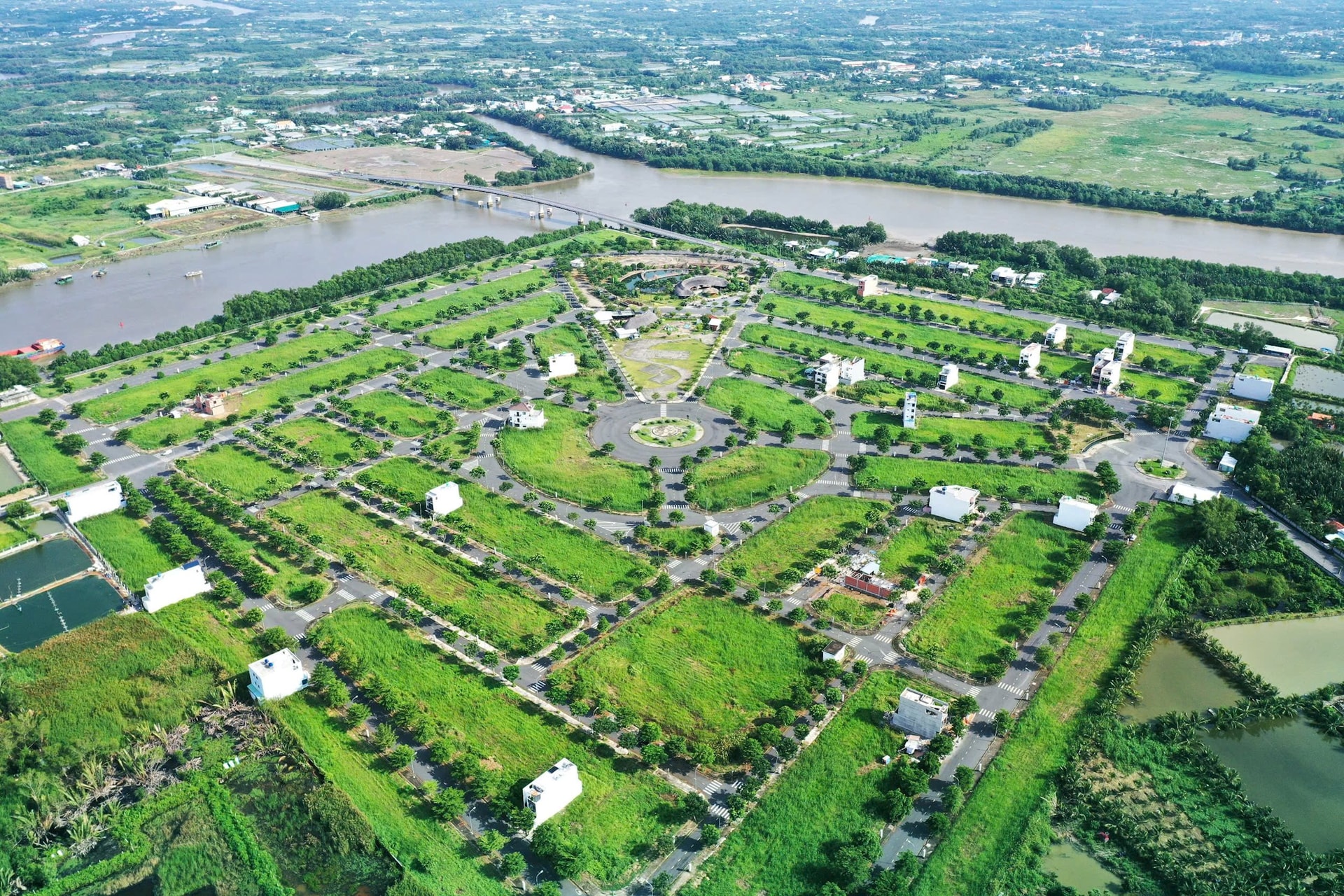 “Săn” đất nền pháp lý sạch quanh dự án “khủng”, nhà đầu tư chờ “bật” giá từ năm 2025- Ảnh 2.