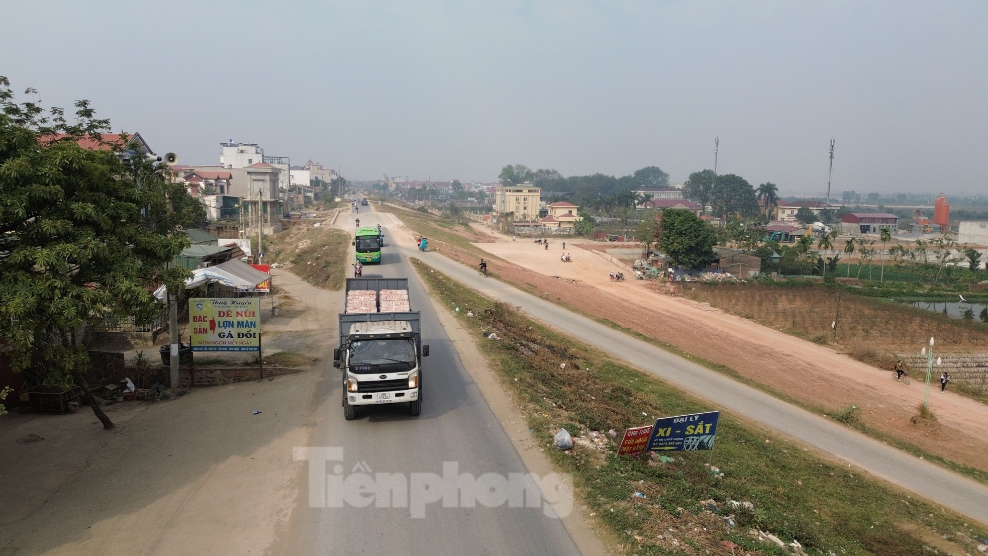 Hà Nội: Đê sạt lở, nhà dân bị nghiêng, nứt- Ảnh 1.