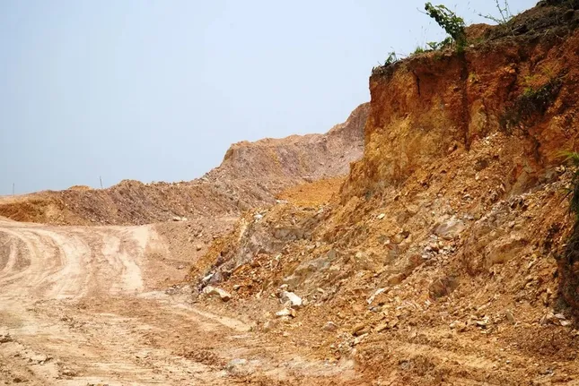 'Tuýt còi’ đấu giá hai mỏ khoáng sản trữ lượng hàng triệu m3 tại Huế- Ảnh 1. 'Tuýt còi’ đấu giá hai mỏ khoáng sản trữ lượng hàng triệu m3 tại Huế- Ảnh 1.
