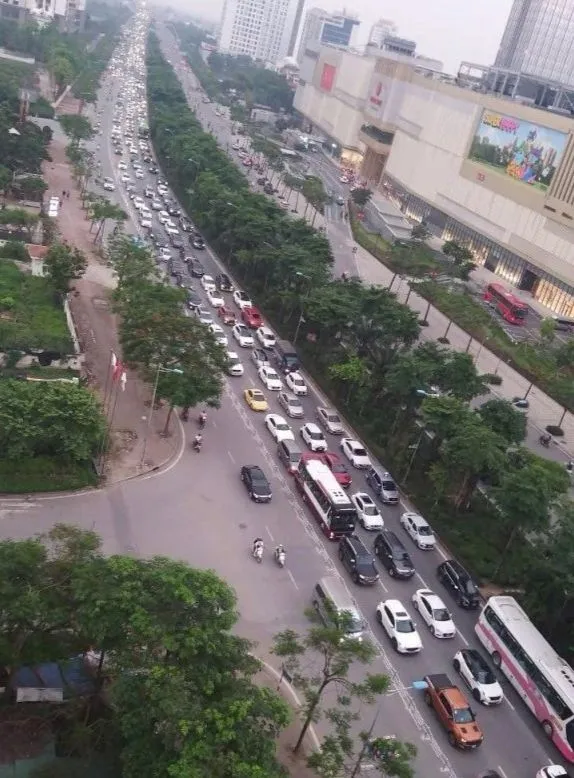 Ùn ứ trên 2 tuyến đường vừa dựng hàng rào cứng phân làn ô tô, xe máy tại Hà Nội- Ảnh 5. Ùn ứ trên 2 tuyến đường vừa dựng hàng rào cứng phân làn ô tô, xe máy tại Hà Nội- Ảnh 5.