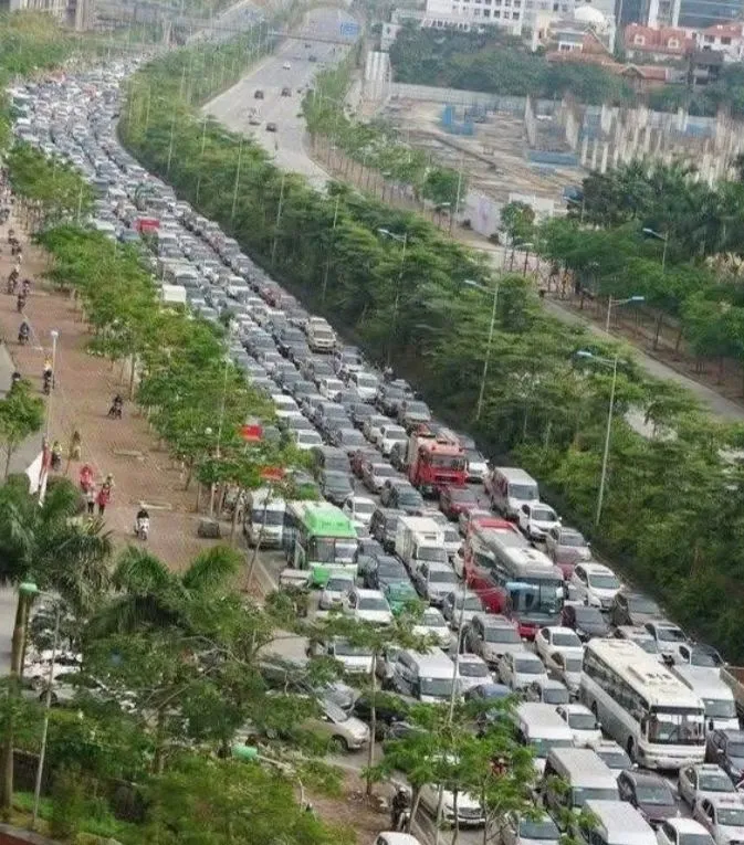 Ùn ứ trên 2 tuyến đường vừa dựng hàng rào cứng phân làn ô tô, xe máy tại Hà Nội- Ảnh 4. Ùn ứ trên 2 tuyến đường vừa dựng hàng rào cứng phân làn ô tô, xe máy tại Hà Nội- Ảnh 4.
