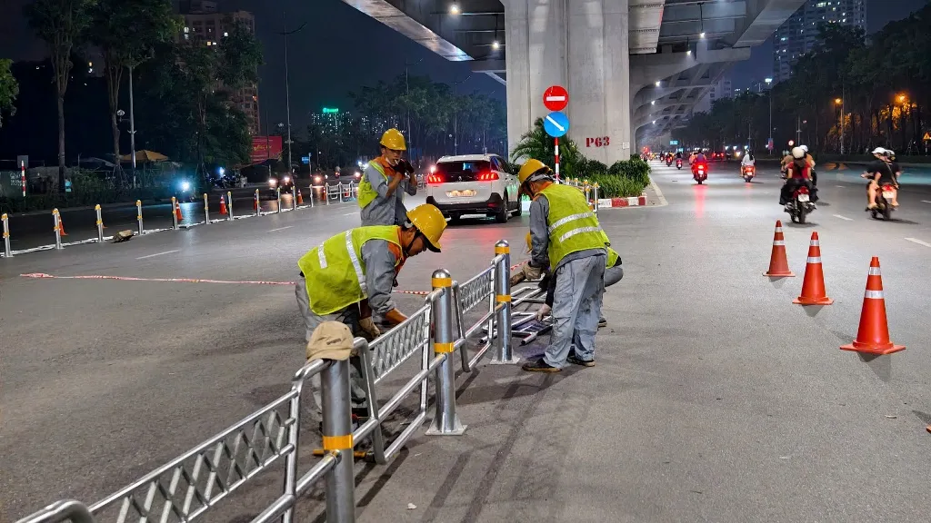 Ùn ứ trên 2 tuyến đường vừa dựng hàng rào cứng phân làn ô tô, xe máy tại Hà Nội- Ảnh 7. Ùn ứ trên 2 tuyến đường vừa dựng hàng rào cứng phân làn ô tô, xe máy tại Hà Nội- Ảnh 7.