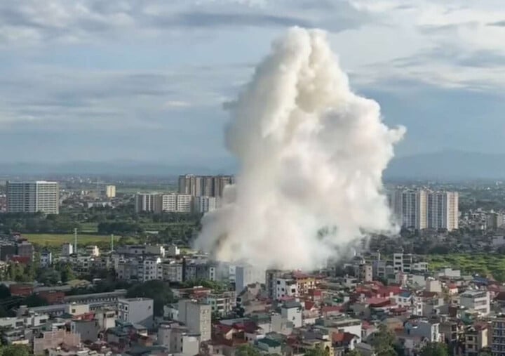 Sau tiếng nổ lớn, ngôi nhà ở Hà Nội bốc cháy ngùn ngụt, ít nhất 1 người tử vong- Ảnh 1.