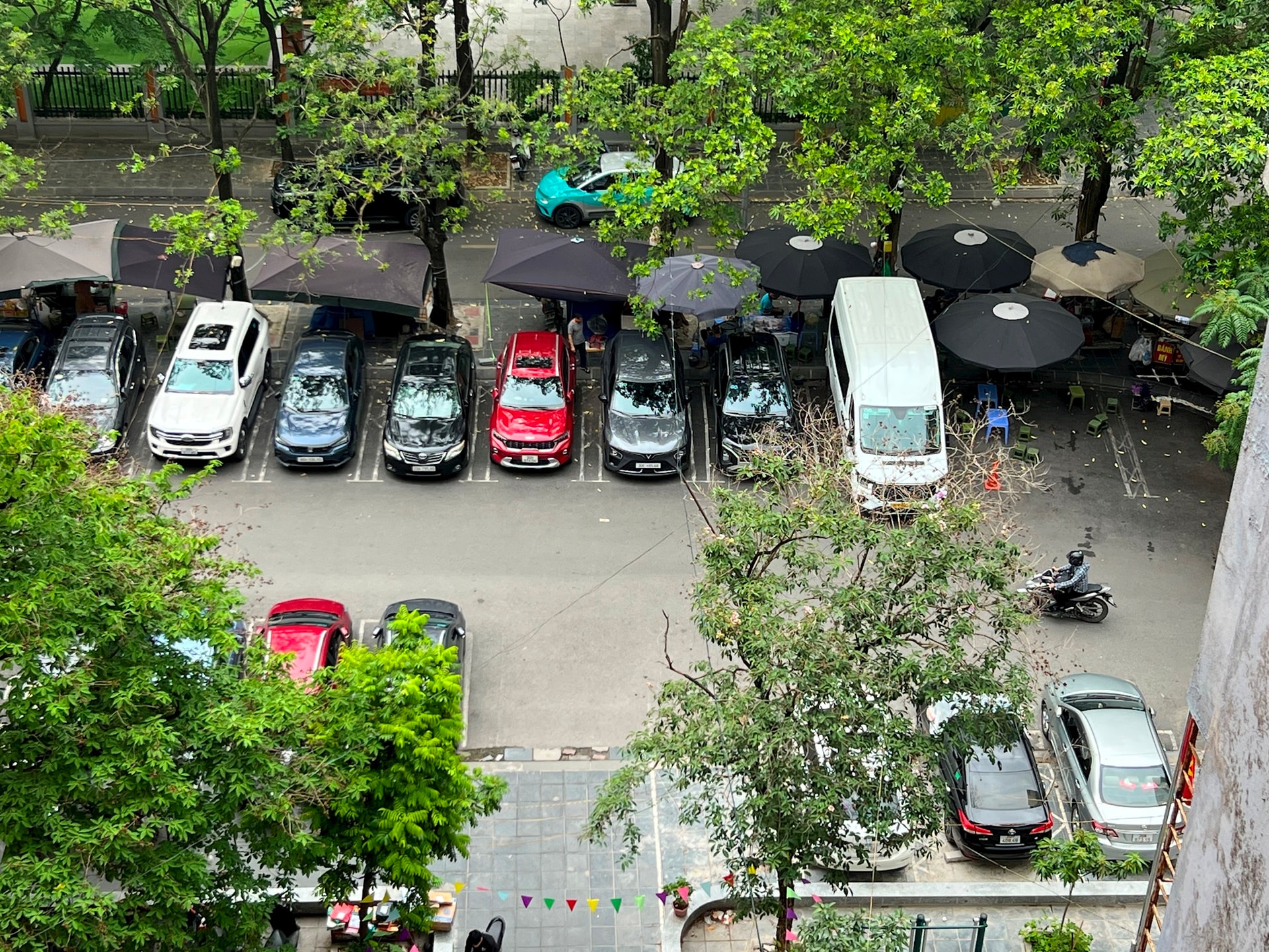 Tại phường Nhân Chính (quận Thanh Xuân): Xử lý nghiêm việc chiếm dụng bãi xe chung làm “của riêng”!- Ảnh 3.