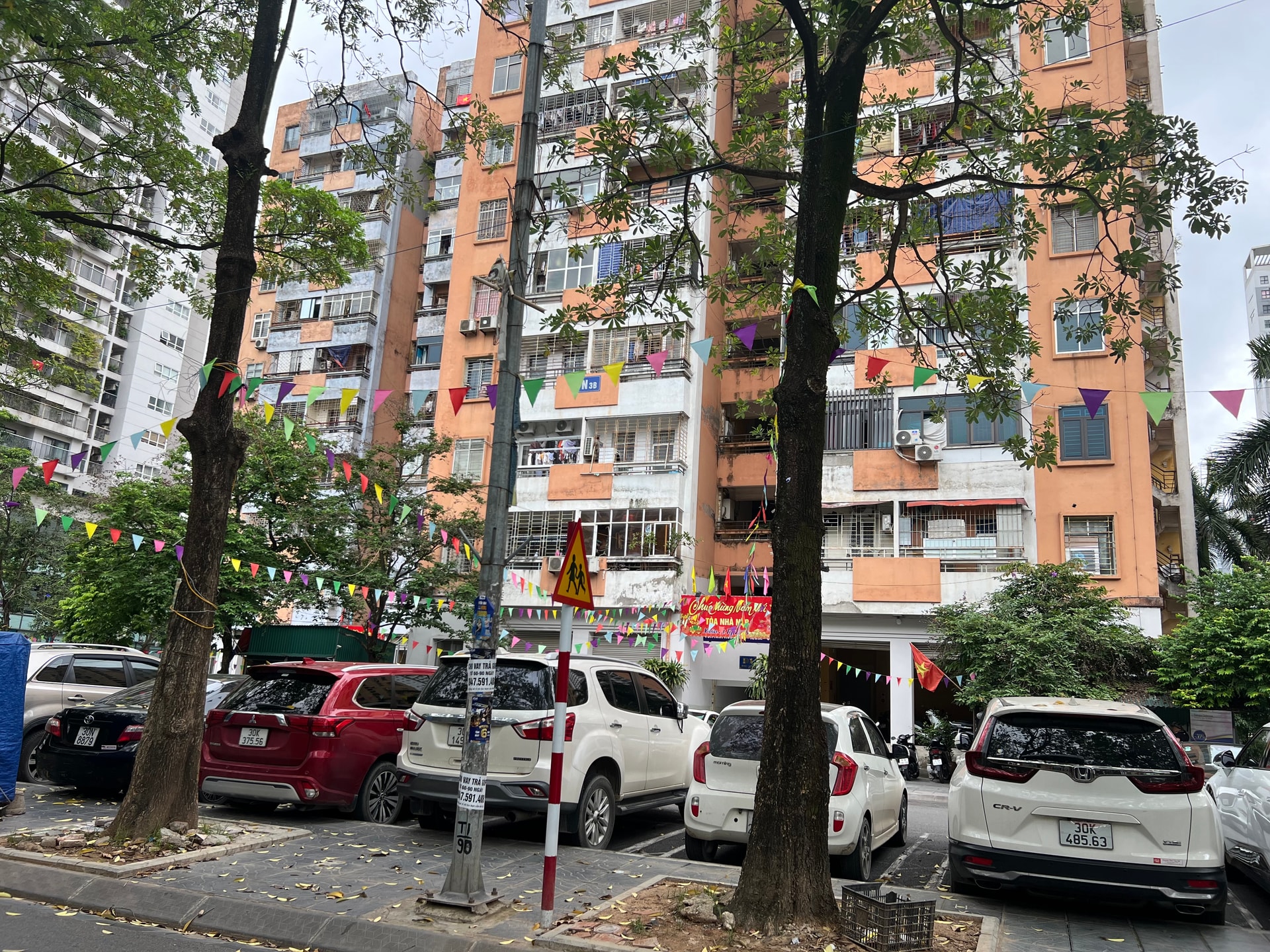 Tại phường Nhân Chính (quận Thanh Xuân): Xử lý nghiêm việc chiếm dụng bãi xe chung làm “của riêng”!- Ảnh 2.