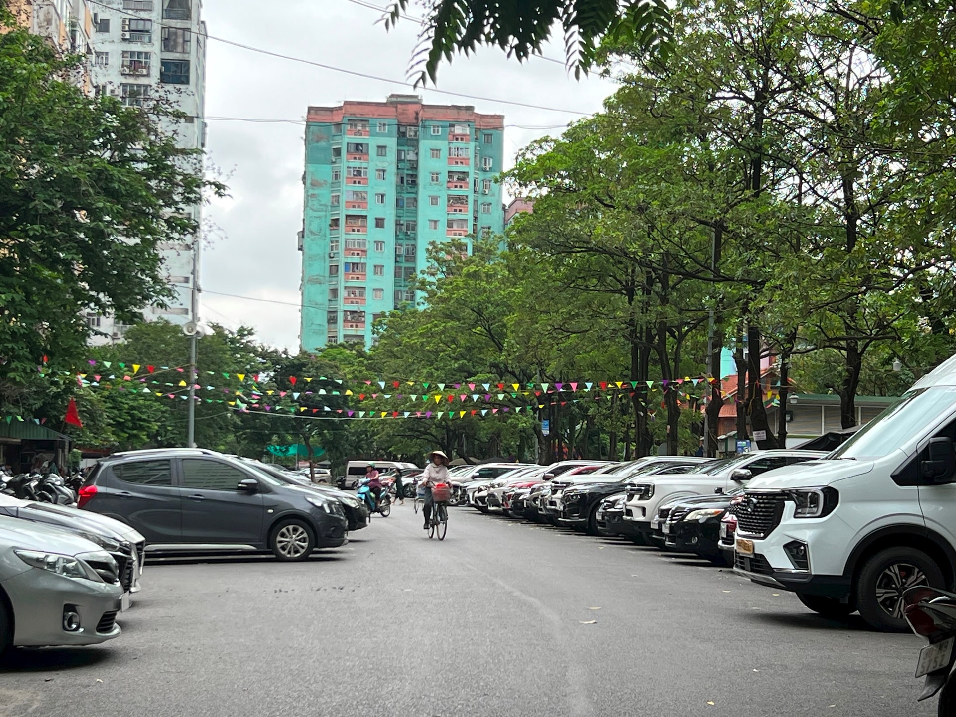 Tại phường Nhân Chính (quận Thanh Xuân): Xử lý nghiêm việc chiếm dụng bãi xe chung làm “của riêng”!- Ảnh 1.