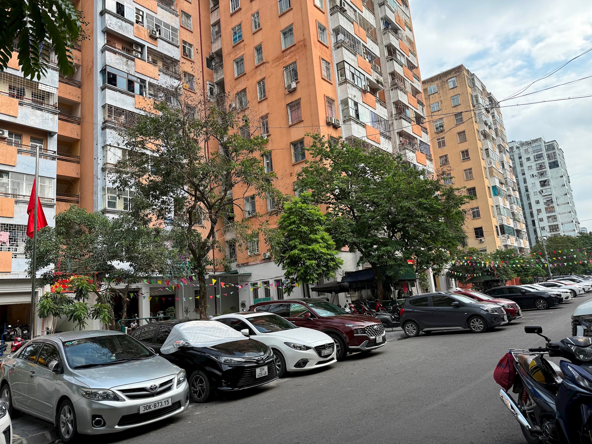 Tại phường Nhân Chính (quận Thanh Xuân): Xử lý nghiêm việc chiếm dụng bãi xe chung làm “của riêng”!- Ảnh 5.
