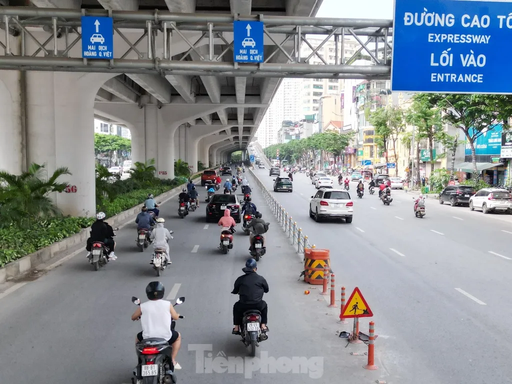 Ùn ứ trên 2 tuyến đường vừa dựng hàng rào cứng phân làn ô tô, xe máy tại Hà Nội- Ảnh 2. Ùn ứ trên 2 tuyến đường vừa dựng hàng rào cứng phân làn ô tô, xe máy tại Hà Nội- Ảnh 2.