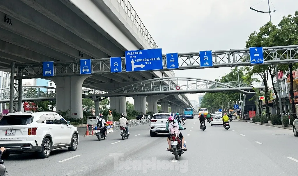 Ùn ứ trên 2 tuyến đường vừa dựng hàng rào cứng phân làn ô tô, xe máy tại Hà Nội- Ảnh 8. Ùn ứ trên 2 tuyến đường vừa dựng hàng rào cứng phân làn ô tô, xe máy tại Hà Nội- Ảnh 8.