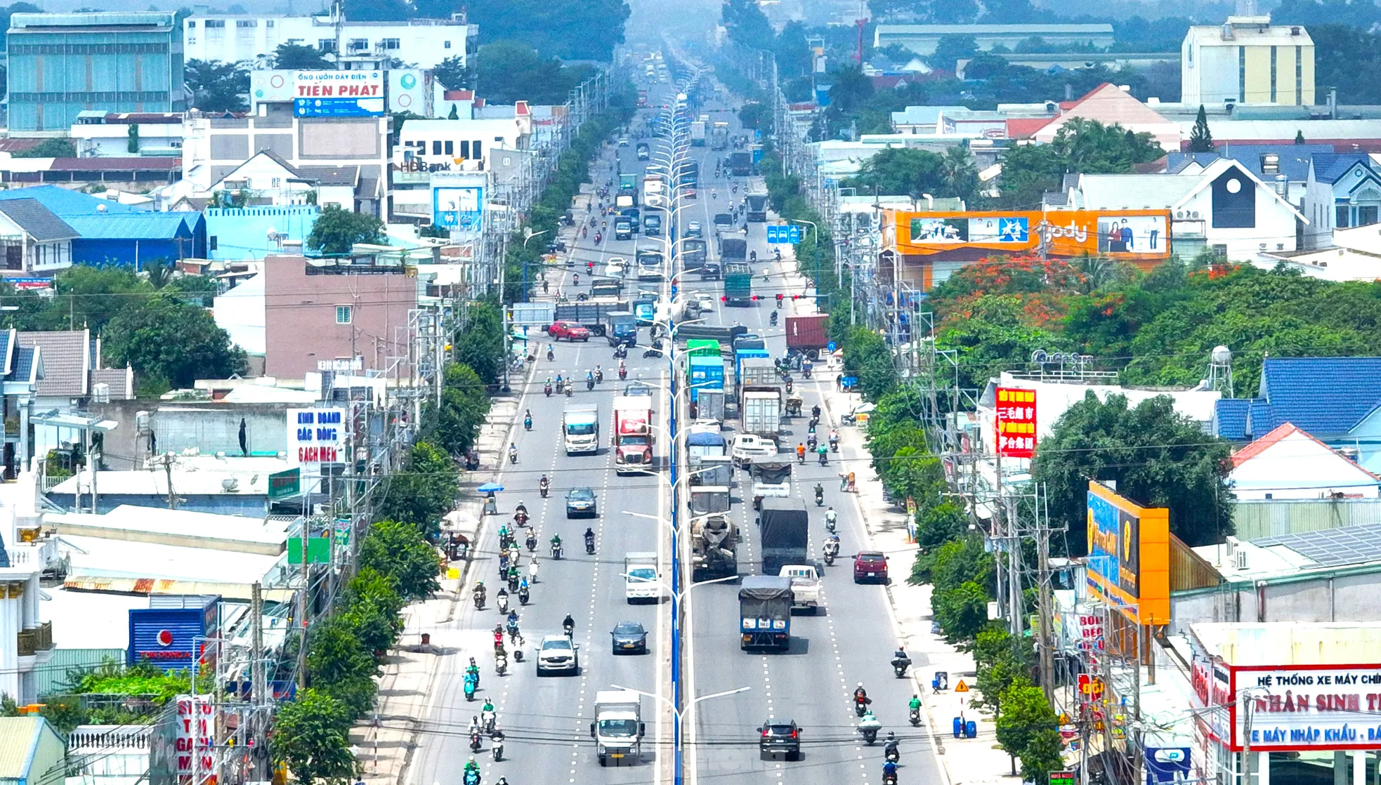 Nhìn từ trên cao 3 đường liên kết nhau được nâng cấp lên 6 làn xe ở Bình Dương- Ảnh 1. Nhìn từ trên cao 3 đường liên kết nhau được nâng cấp lên 6 làn xe ở Bình Dương- Ảnh 1.