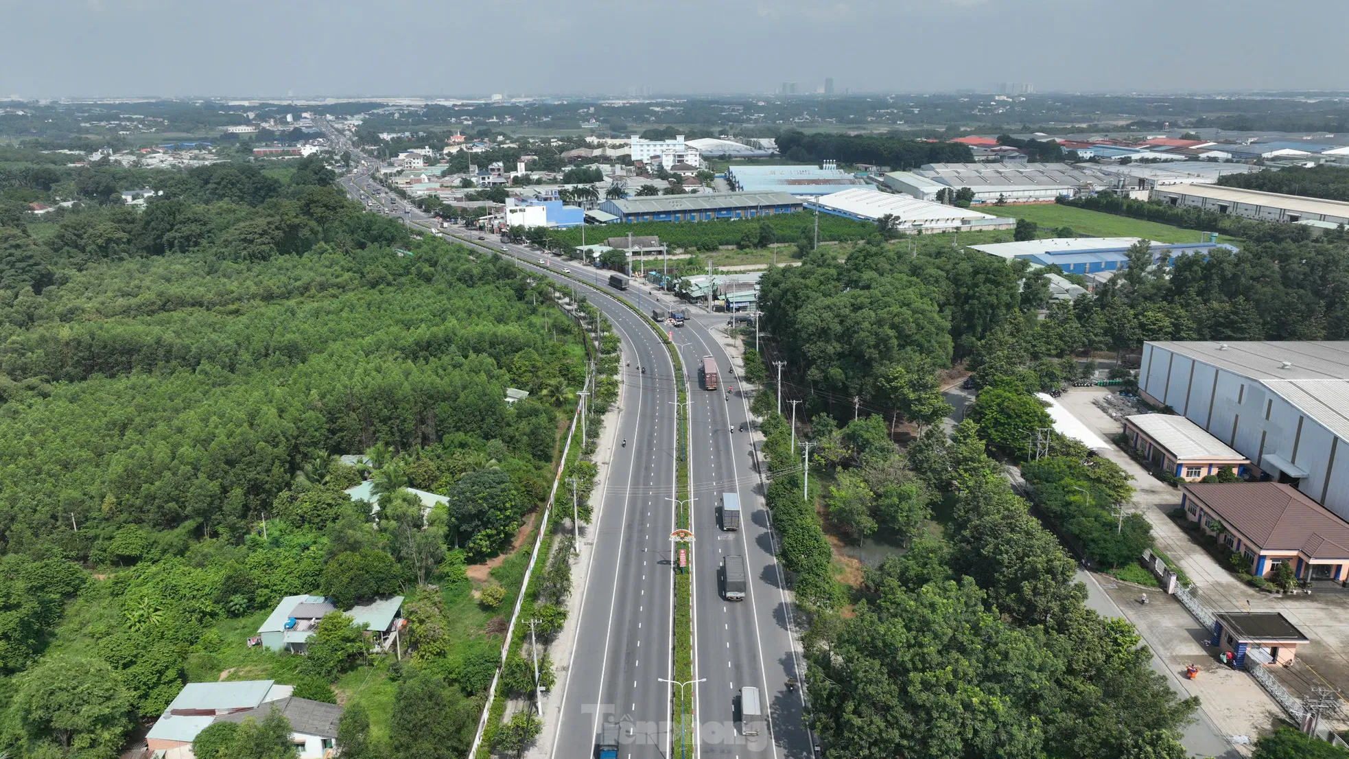 Nhìn từ trên cao 3 đường liên kết nhau được nâng cấp lên 6 làn xe ở Bình Dương- Ảnh 8. Nhìn từ trên cao 3 đường liên kết nhau được nâng cấp lên 6 làn xe ở Bình Dương- Ảnh 8.