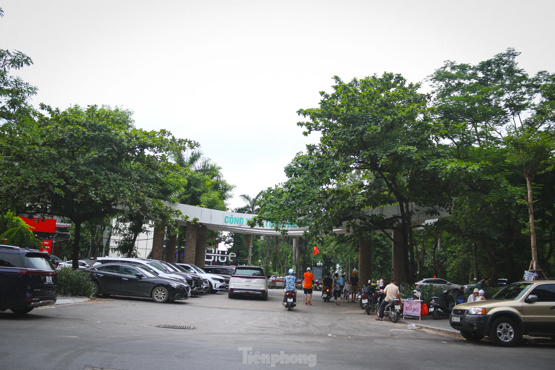 Tháo hàng rào, người đi bộ phải né xe máy trong công viên Tuổi trẻ Thủ đô- Ảnh 1.