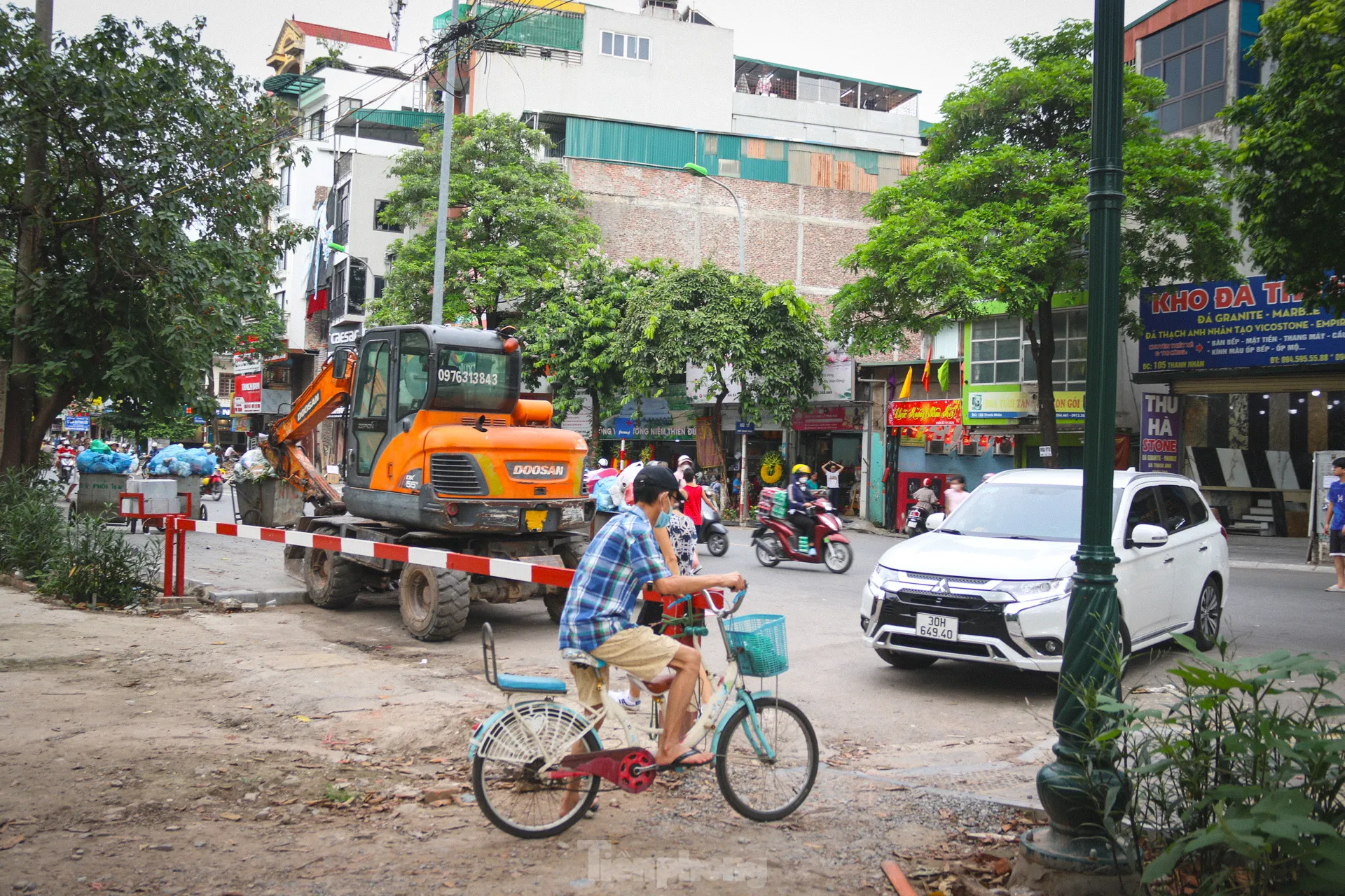 Tháo hàng rào, người đi bộ phải né xe máy trong công viên Tuổi trẻ Thủ đô- Ảnh 3.