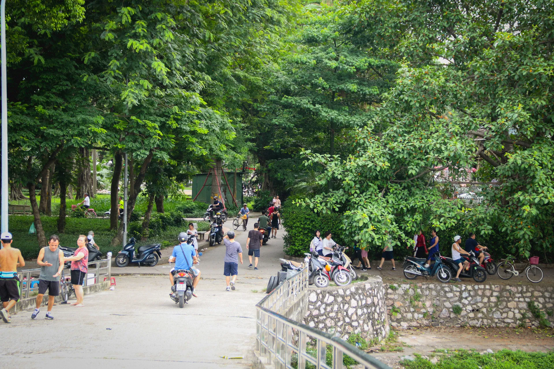 Tháo hàng rào, người đi bộ phải né xe máy trong công viên Tuổi trẻ Thủ đô- Ảnh 6.