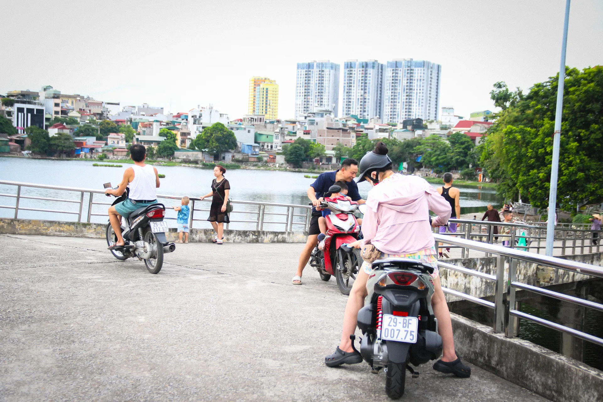 Tháo hàng rào, người đi bộ phải né xe máy trong công viên Tuổi trẻ Thủ đô- Ảnh 2.