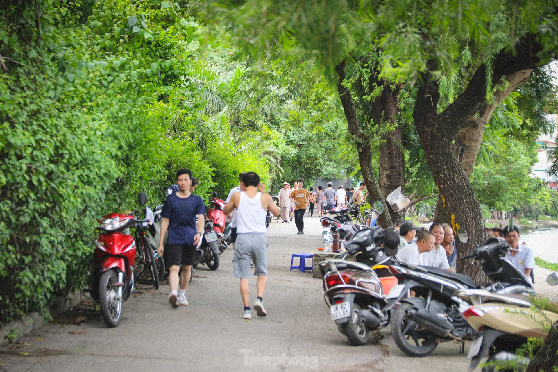 Tháo hàng rào, người đi bộ phải né xe máy trong công viên Tuổi trẻ Thủ đô- Ảnh 4.