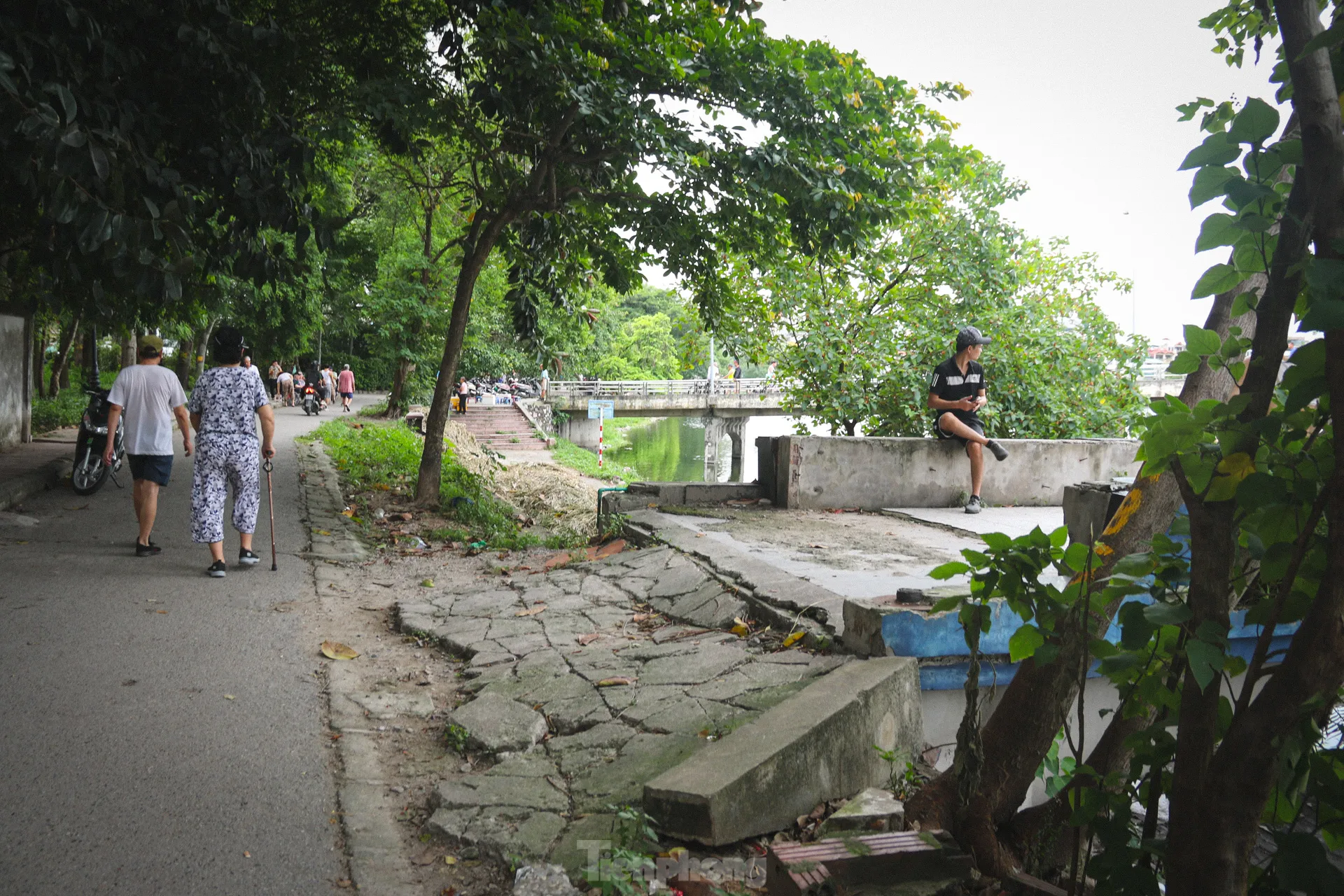Tháo hàng rào, người đi bộ phải né xe máy trong công viên Tuổi trẻ Thủ đô- Ảnh 7.