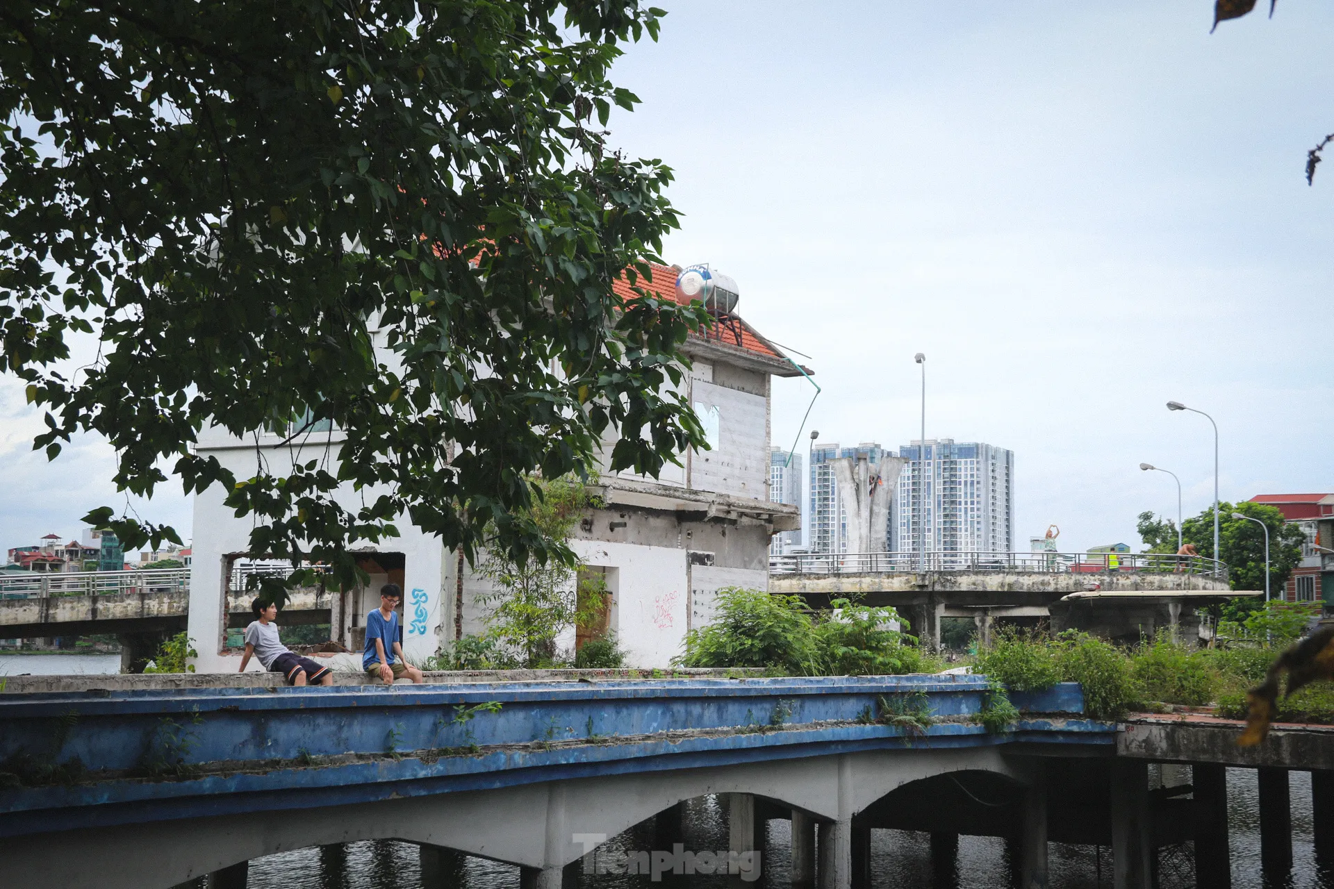 Tháo hàng rào, người đi bộ phải né xe máy trong công viên Tuổi trẻ Thủ đô- Ảnh 14.