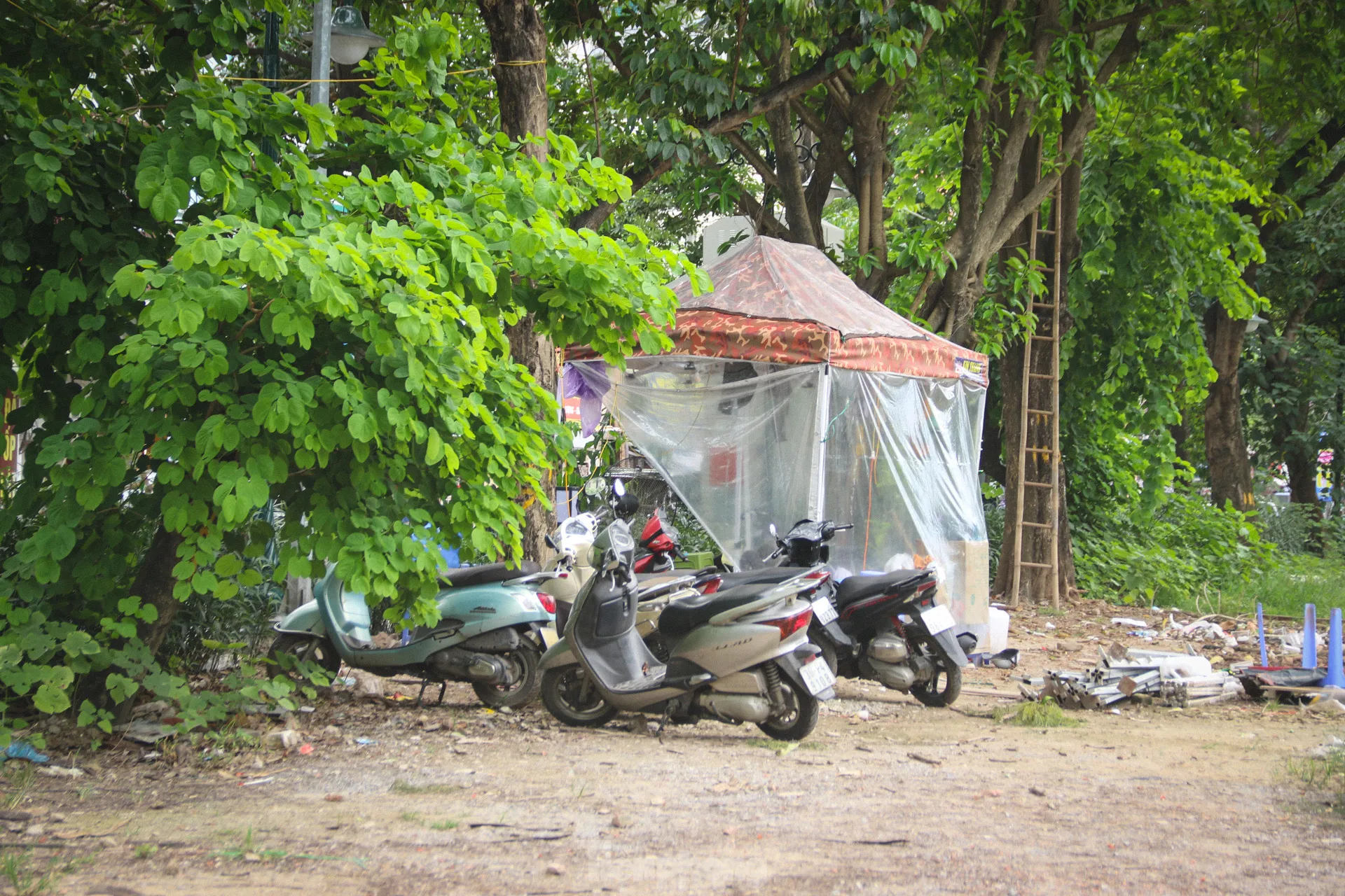 Tháo hàng rào, người đi bộ phải né xe máy trong công viên Tuổi trẻ Thủ đô- Ảnh 5.