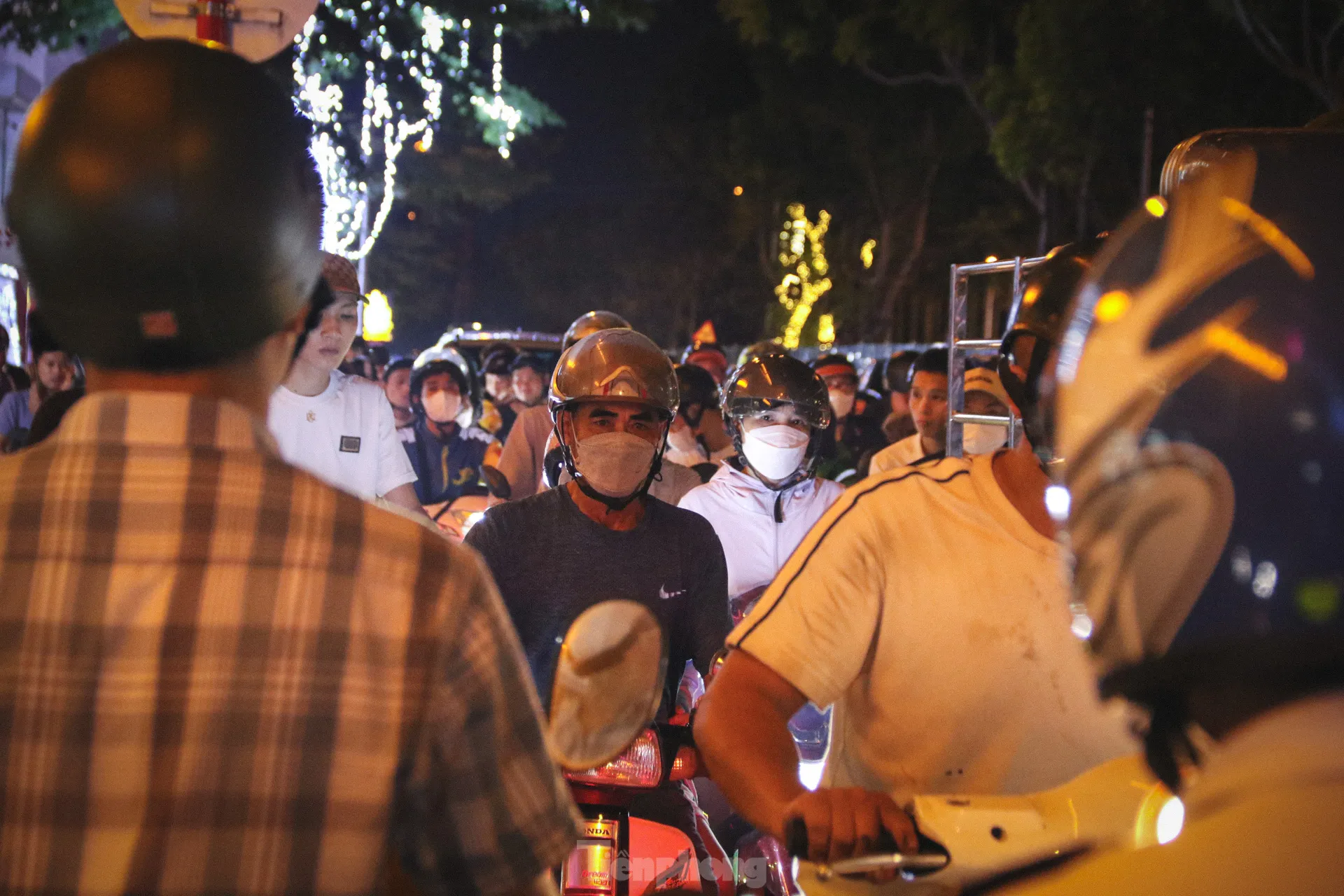 Thi công đường gom đại lộ Thăng Long: Đi gần ba tiếng không qua chỗ tắc, người dân gửi xe đi bộ về nhà- Ảnh 6.