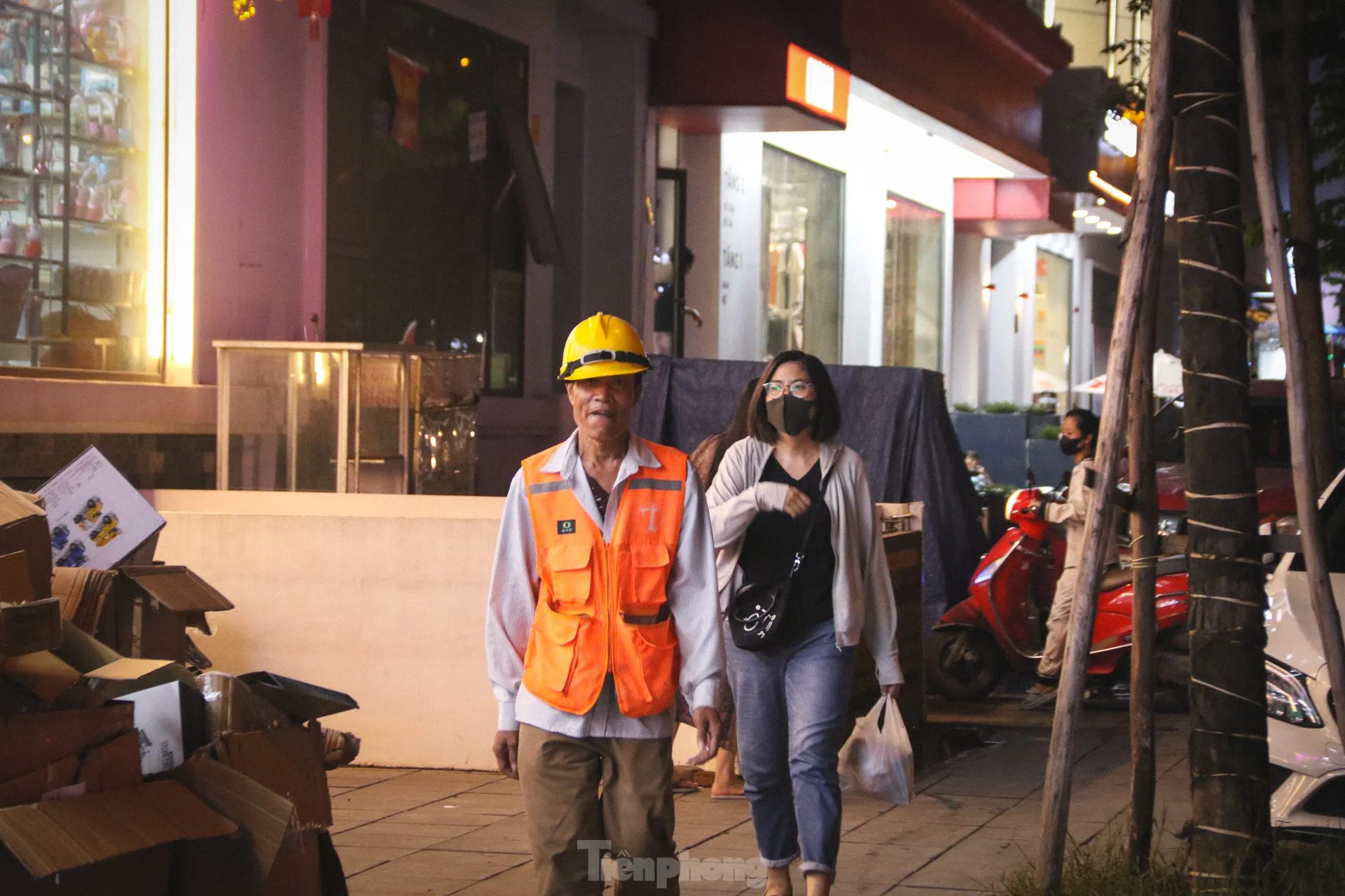 Thi công đường gom đại lộ Thăng Long: Đi gần ba tiếng không qua chỗ tắc, người dân gửi xe đi bộ về nhà- Ảnh 12.