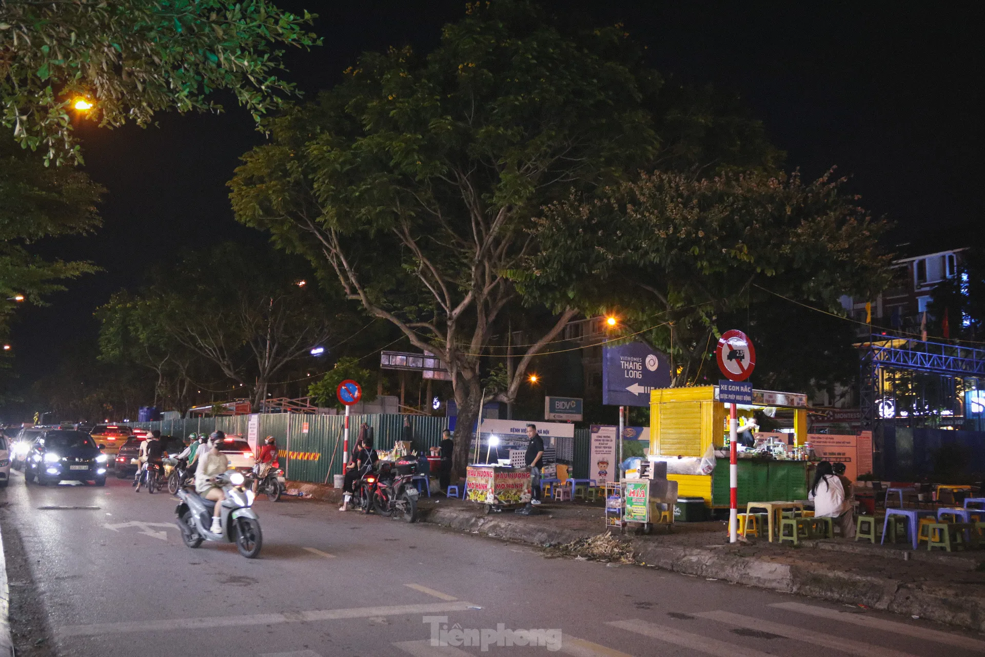 Thi công đường gom đại lộ Thăng Long: Đi gần ba tiếng không qua chỗ tắc, người dân gửi xe đi bộ về nhà- Ảnh 10.