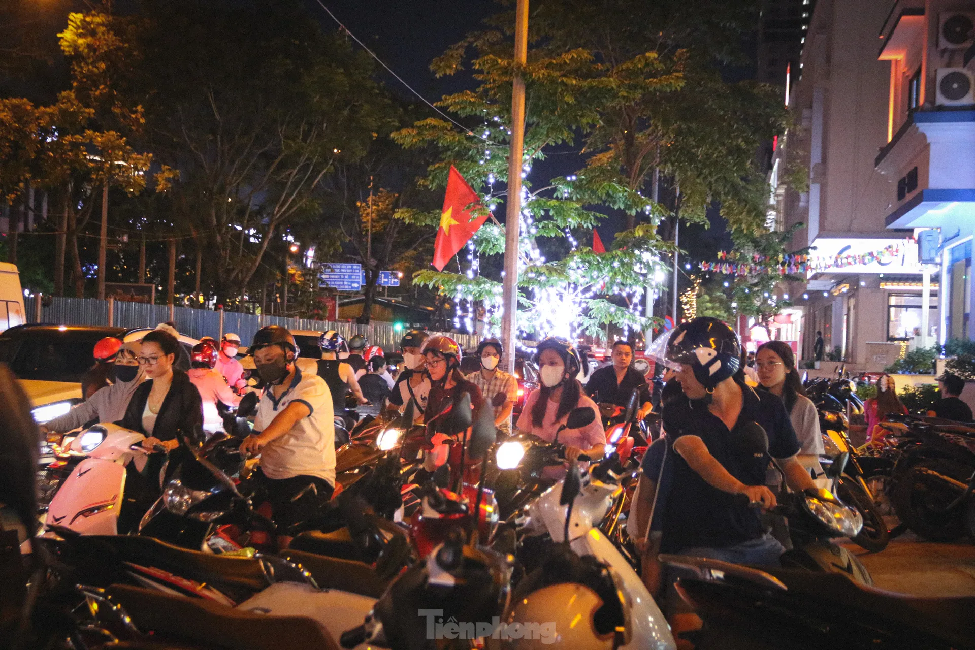 Thi công đường gom đại lộ Thăng Long: Đi gần ba tiếng không qua chỗ tắc, người dân gửi xe đi bộ về nhà- Ảnh 9.