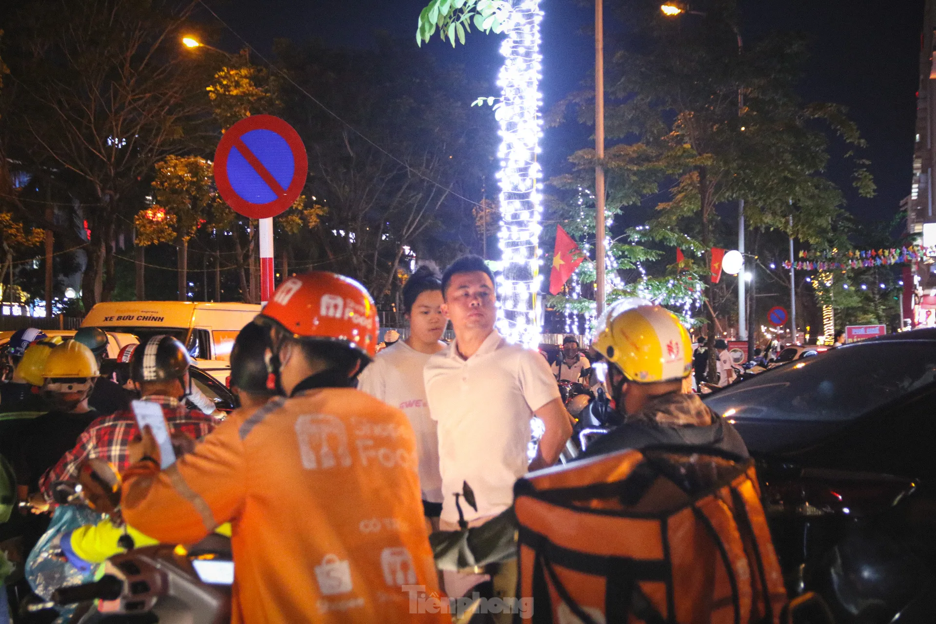Thi công đường gom đại lộ Thăng Long: Đi gần ba tiếng không qua chỗ tắc, người dân gửi xe đi bộ về nhà- Ảnh 11.