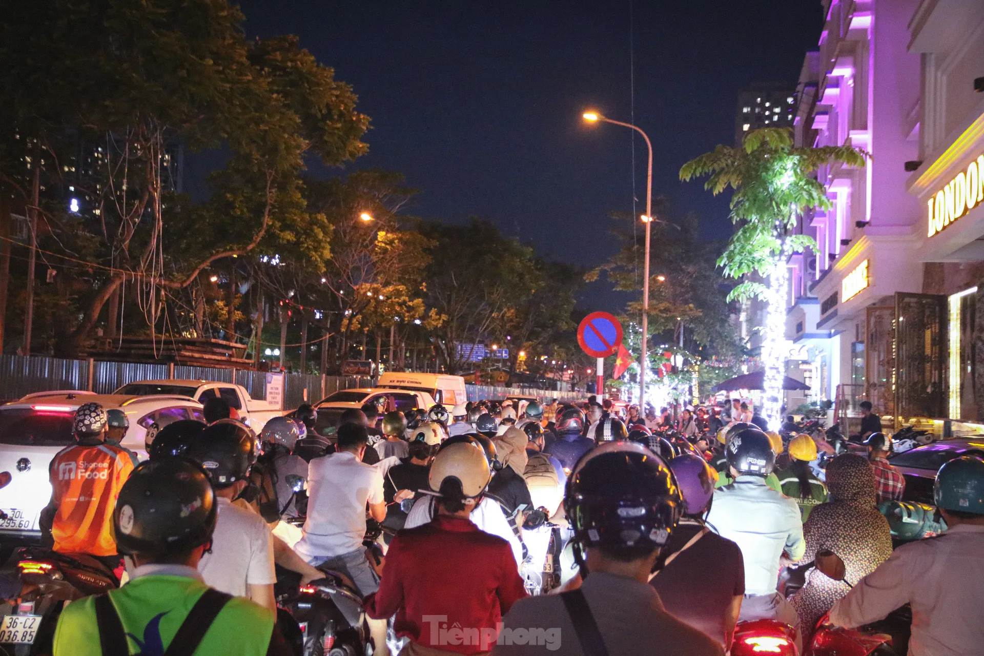 Thi công đường gom đại lộ Thăng Long: Đi gần ba tiếng không qua chỗ tắc, người dân gửi xe đi bộ về nhà- Ảnh 17.