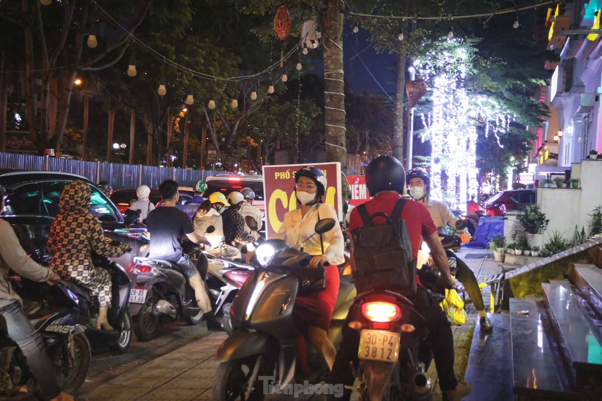 Thi công đường gom đại lộ Thăng Long: Đi gần ba tiếng không qua chỗ tắc, người dân gửi xe đi bộ về nhà- Ảnh 8.