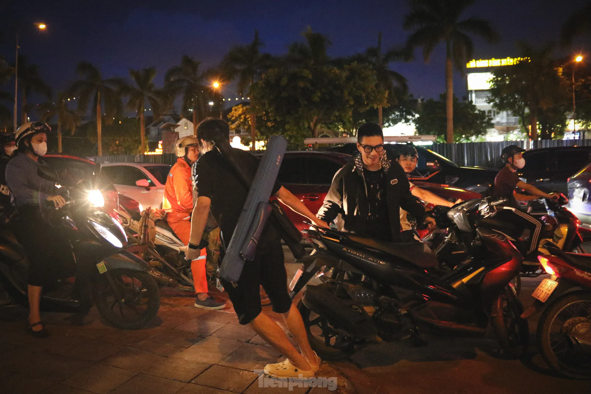 Thi công đường gom đại lộ Thăng Long: Đi gần ba tiếng không qua chỗ tắc, người dân gửi xe đi bộ về nhà- Ảnh 7.