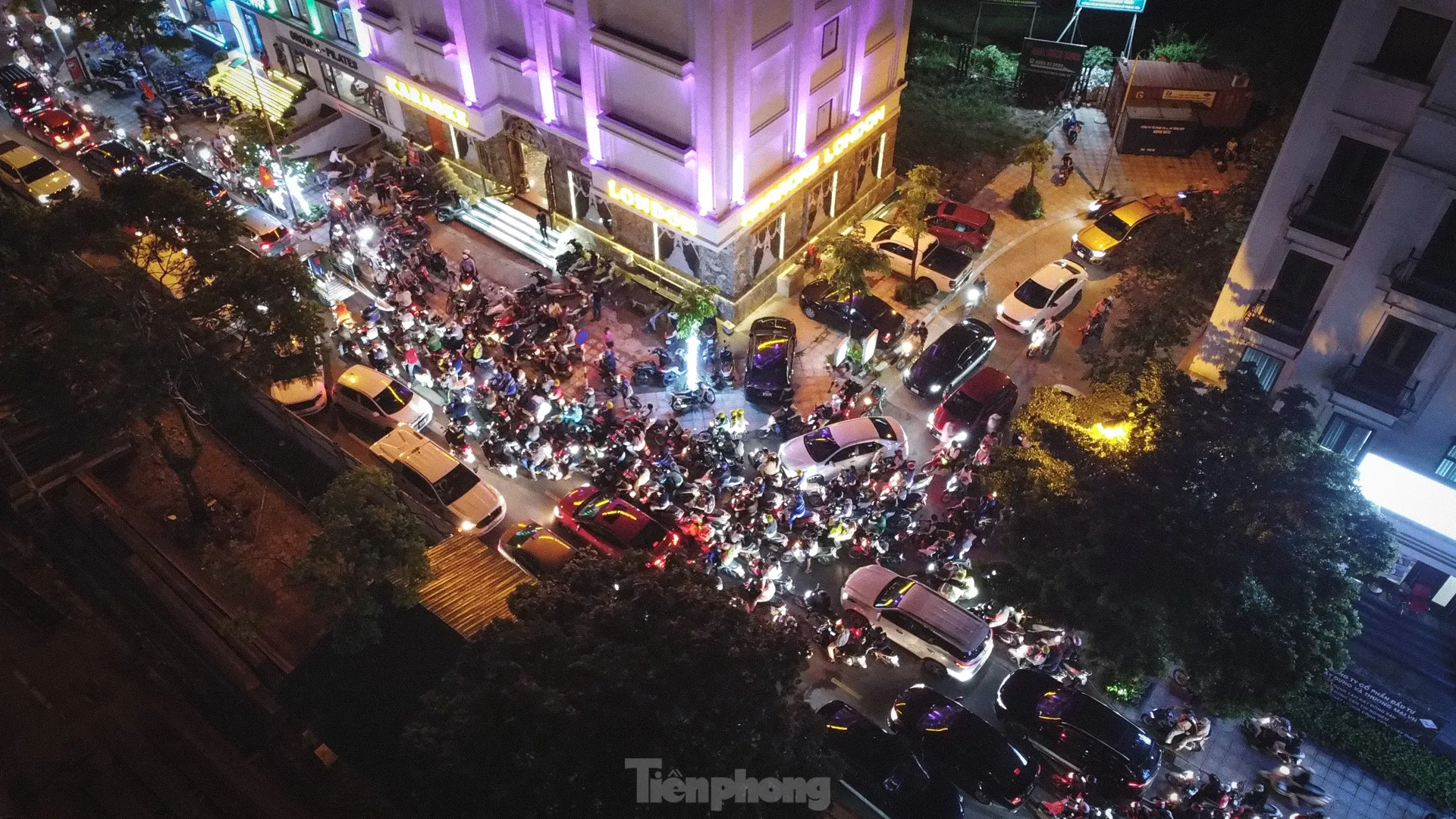 Thi công đường gom đại lộ Thăng Long: Đi gần ba tiếng không qua chỗ tắc, người dân gửi xe đi bộ về nhà- Ảnh 2.