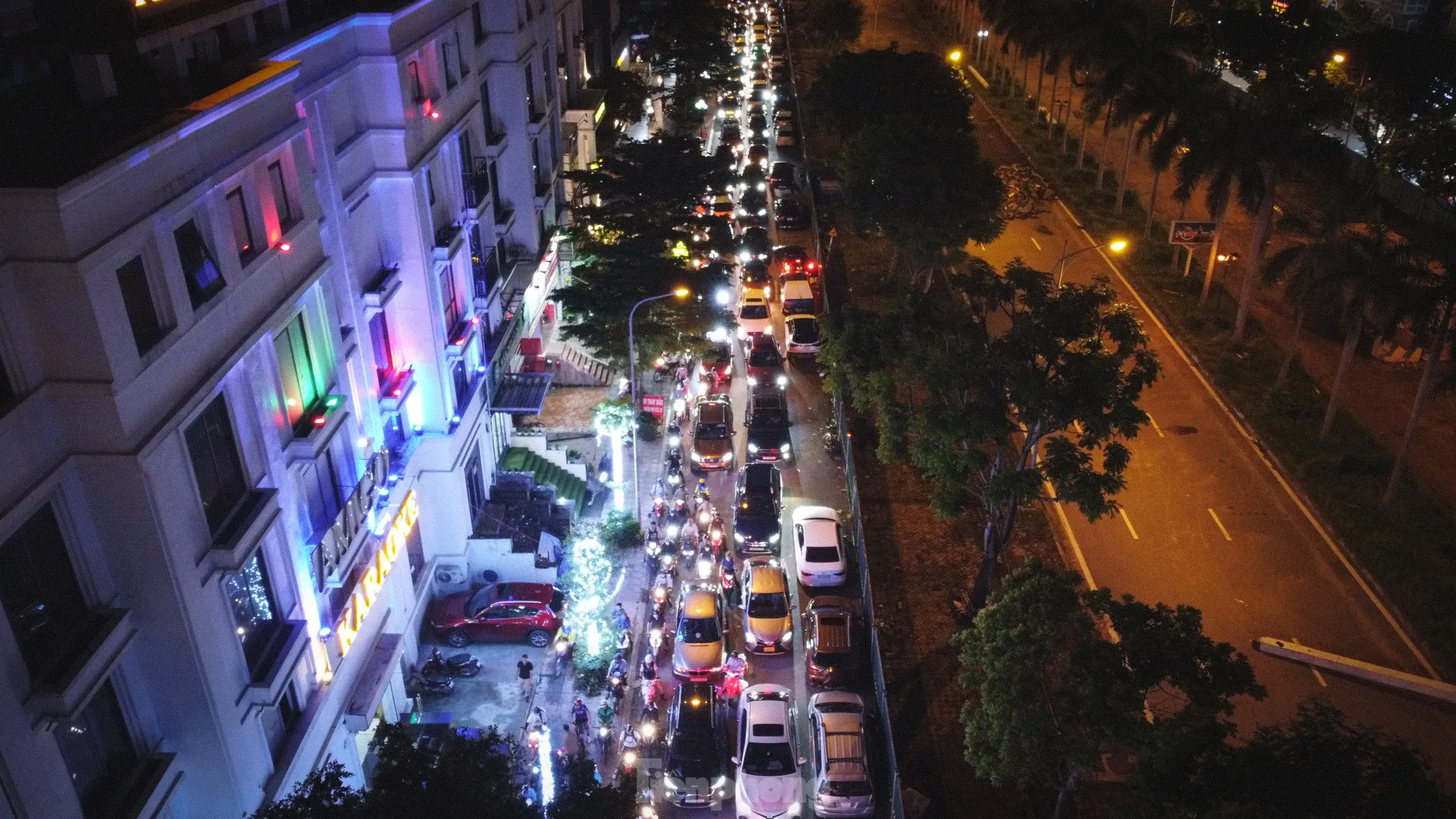 Thi công đường gom đại lộ Thăng Long: Đi gần ba tiếng không qua chỗ tắc, người dân gửi xe đi bộ về nhà- Ảnh 16.