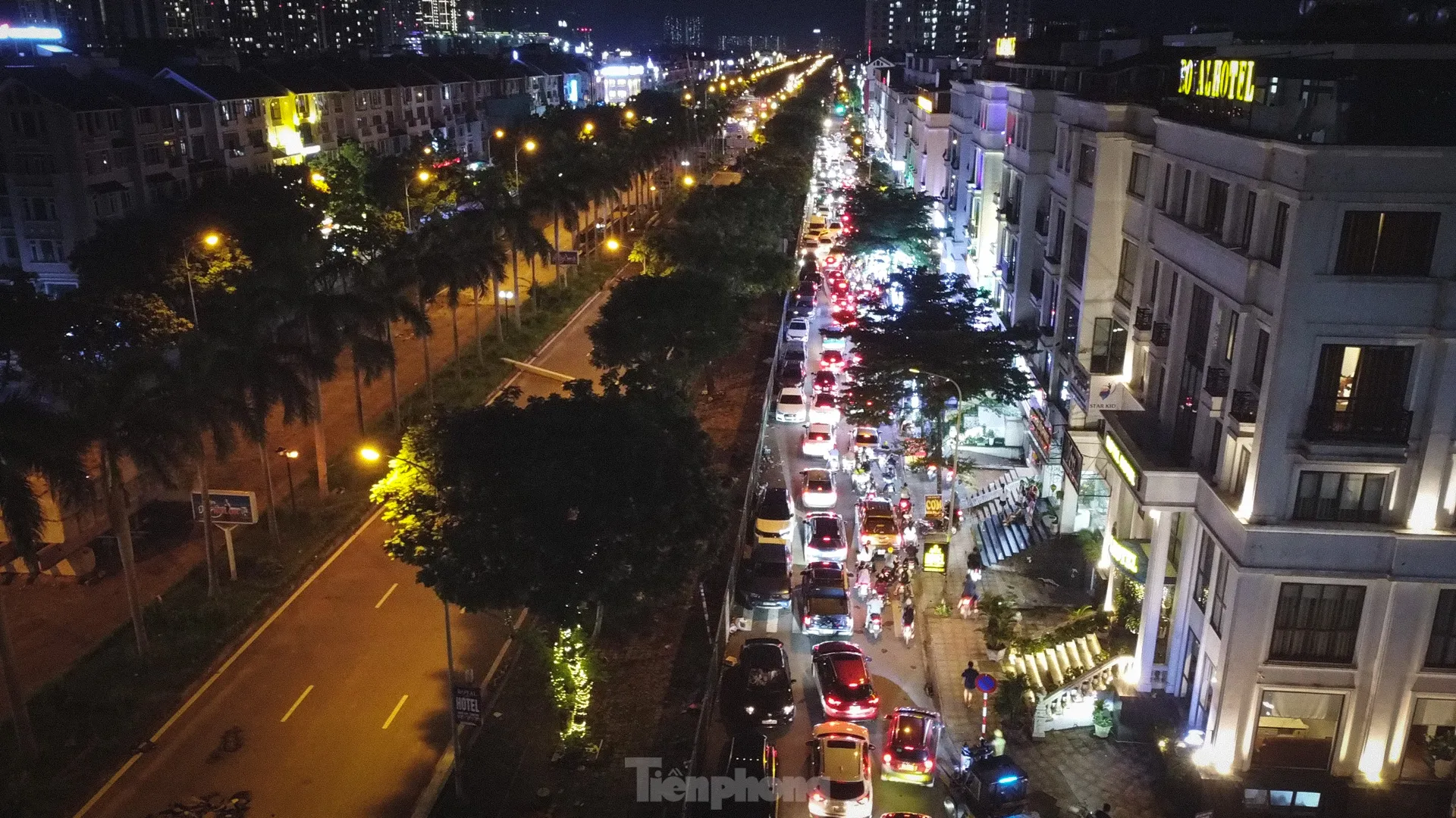 Thi công đường gom đại lộ Thăng Long: Đi gần ba tiếng không qua chỗ tắc, người dân gửi xe đi bộ về nhà- Ảnh 1.