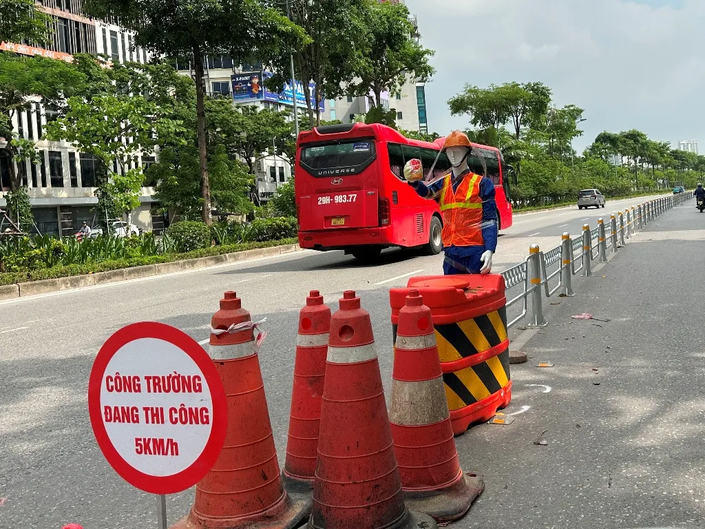 Ùn ứ trên 2 tuyến đường vừa dựng hàng rào cứng phân làn ô tô, xe máy tại Hà Nội- Ảnh 1. Ùn ứ trên 2 tuyến đường vừa dựng hàng rào cứng phân làn ô tô, xe máy tại Hà Nội- Ảnh 1.