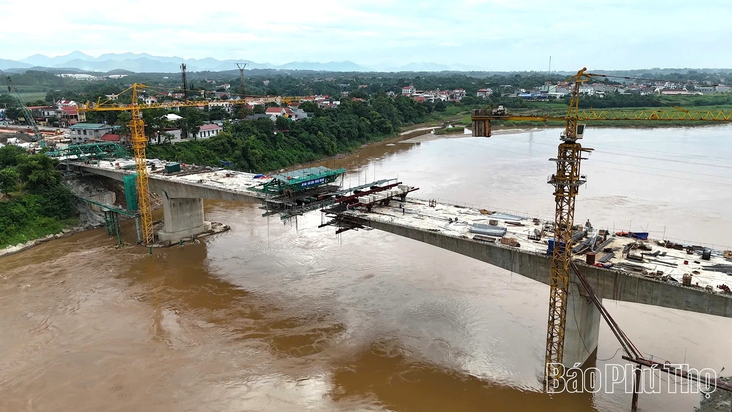 Hàng triệu người dân Phú Thọ sắp đón tin vui: Cầu Phong Châu bắc qua sông Hồng sẽ hợp long vào dịp đặc biệt quan trọng- Ảnh 1. Hàng triệu người dân Phú Thọ sắp đón tin vui: Cầu Phong Châu bắc qua sông Hồng sẽ hợp long vào dịp đặc biệt quan trọng- Ảnh 1.