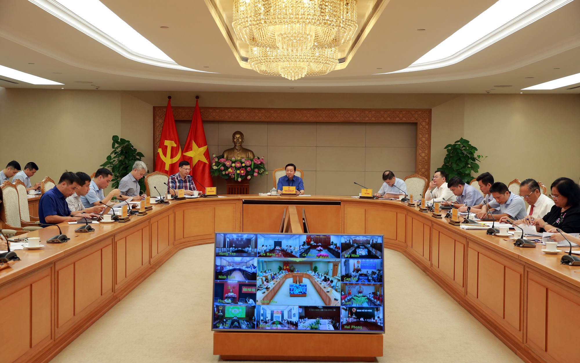 Chính phủ họp với lãnh đạo các Bộ và 17 tỉnh, thành phố bàn nhiều nội dung quan trọng liên quan đến đất đai- Ảnh 1.