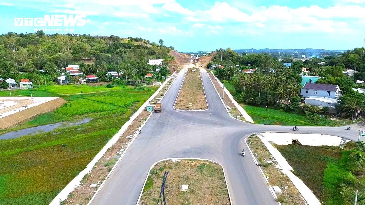 Dự án đường ven biển Đắk Lắk sau hơn 1 năm khởi công giờ ra sao?- Ảnh 3. Dự án đường ven biển Đắk Lắk sau hơn 1 năm khởi công giờ ra sao?- Ảnh 3.